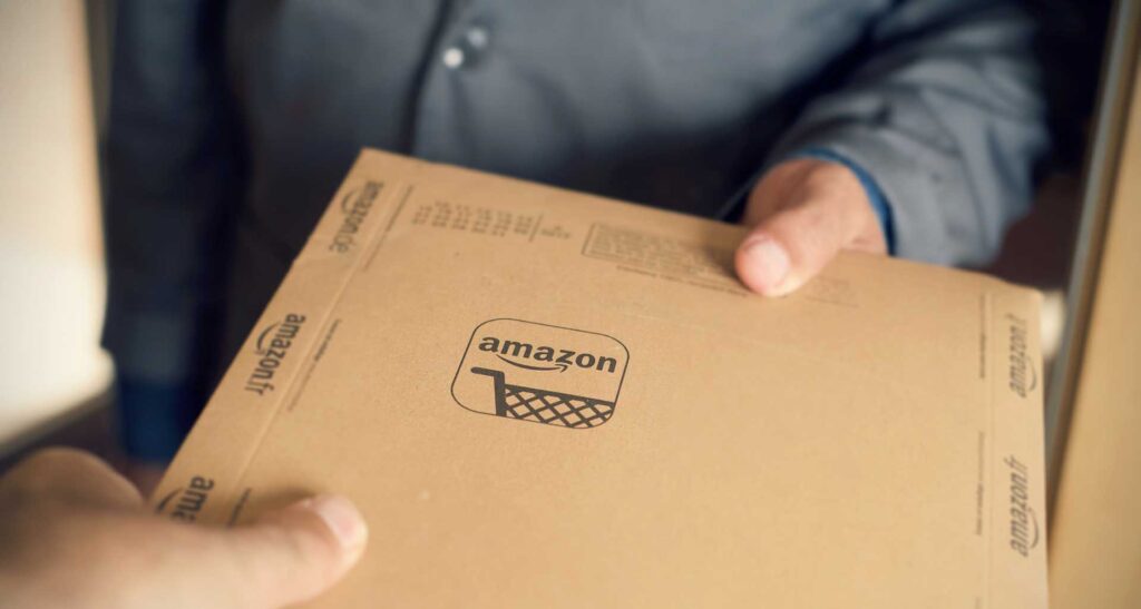 Bud som levererar ett Amazon-paket till en kund