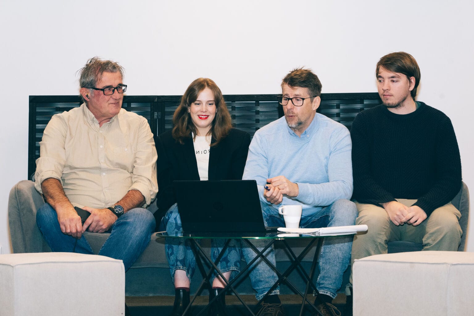 Oxits team planerar tillsammans på kontoret i Mariestad